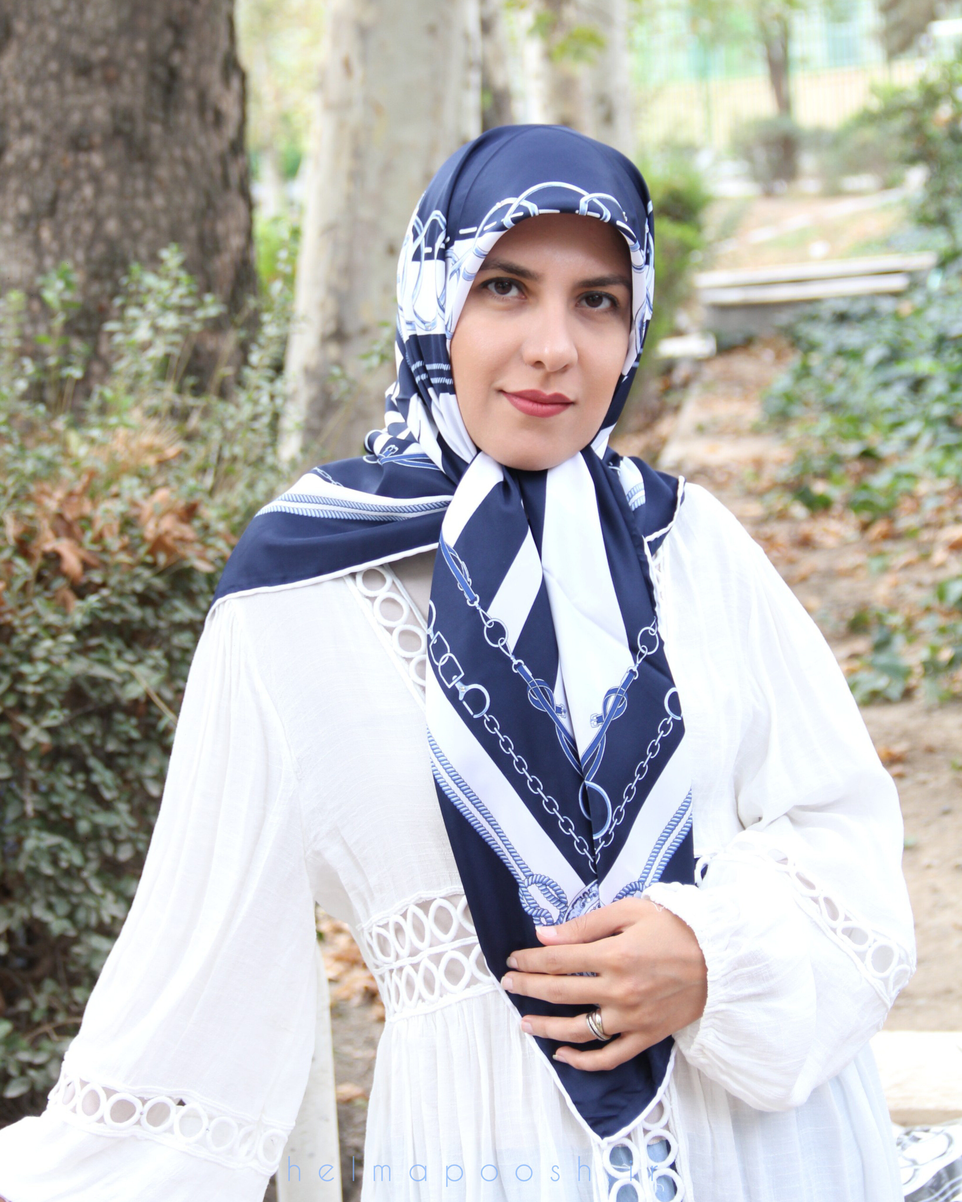روسری ابریشم توییل نگیندار طرح زبرا رنگ سفید سورمه‌ای