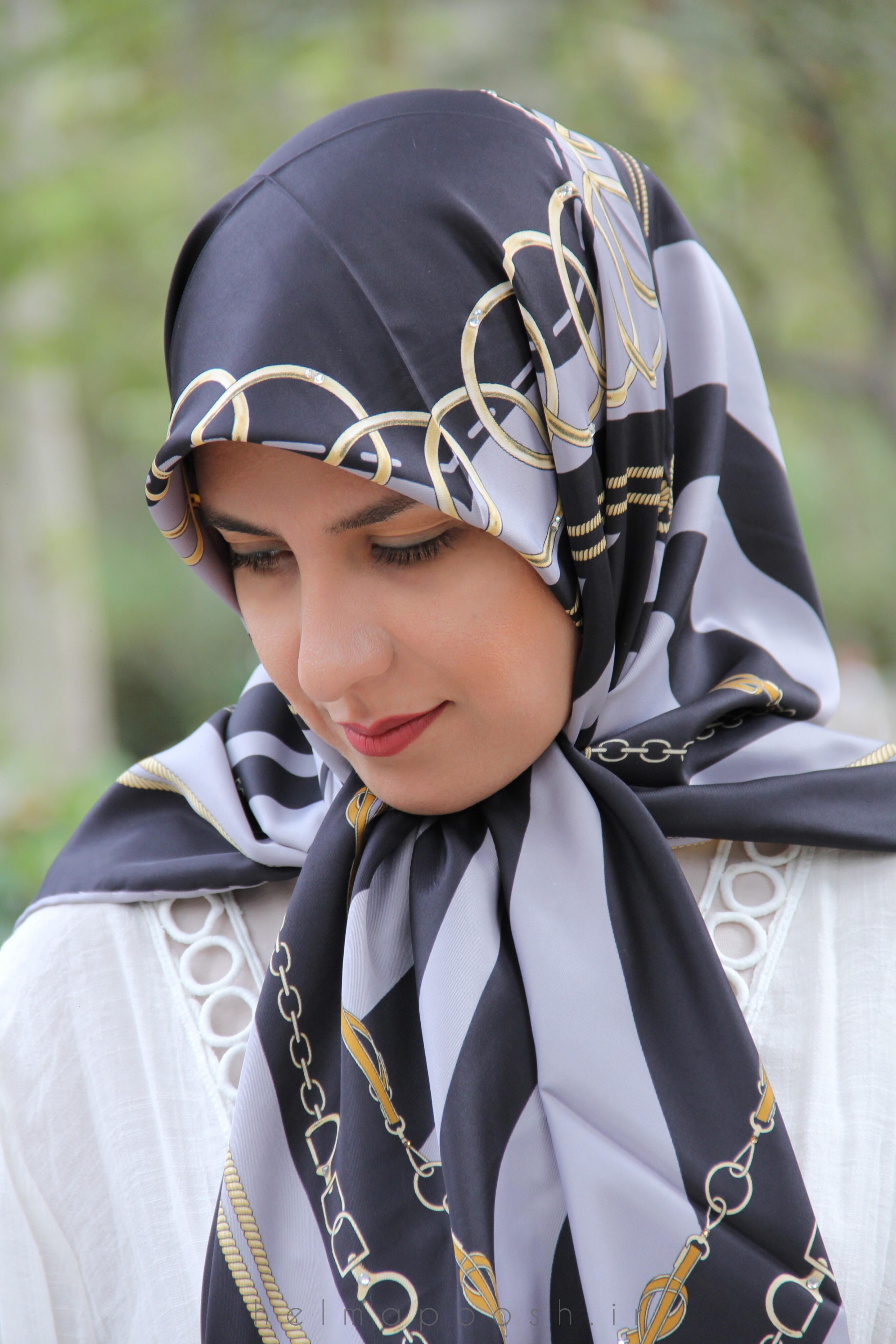 روسری ابریشم توییل نگیندار طرح زبرا رنگ طوسی مشکی