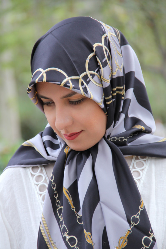 روسری ابریشم توییل نگیندار طرح زبرا رنگ طوسی مشکی