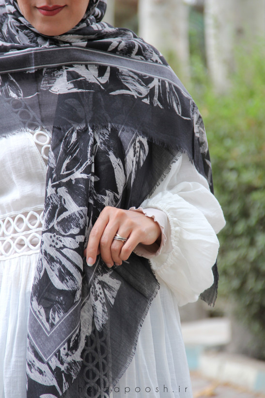 روسری طرح خزان سفید مشکی