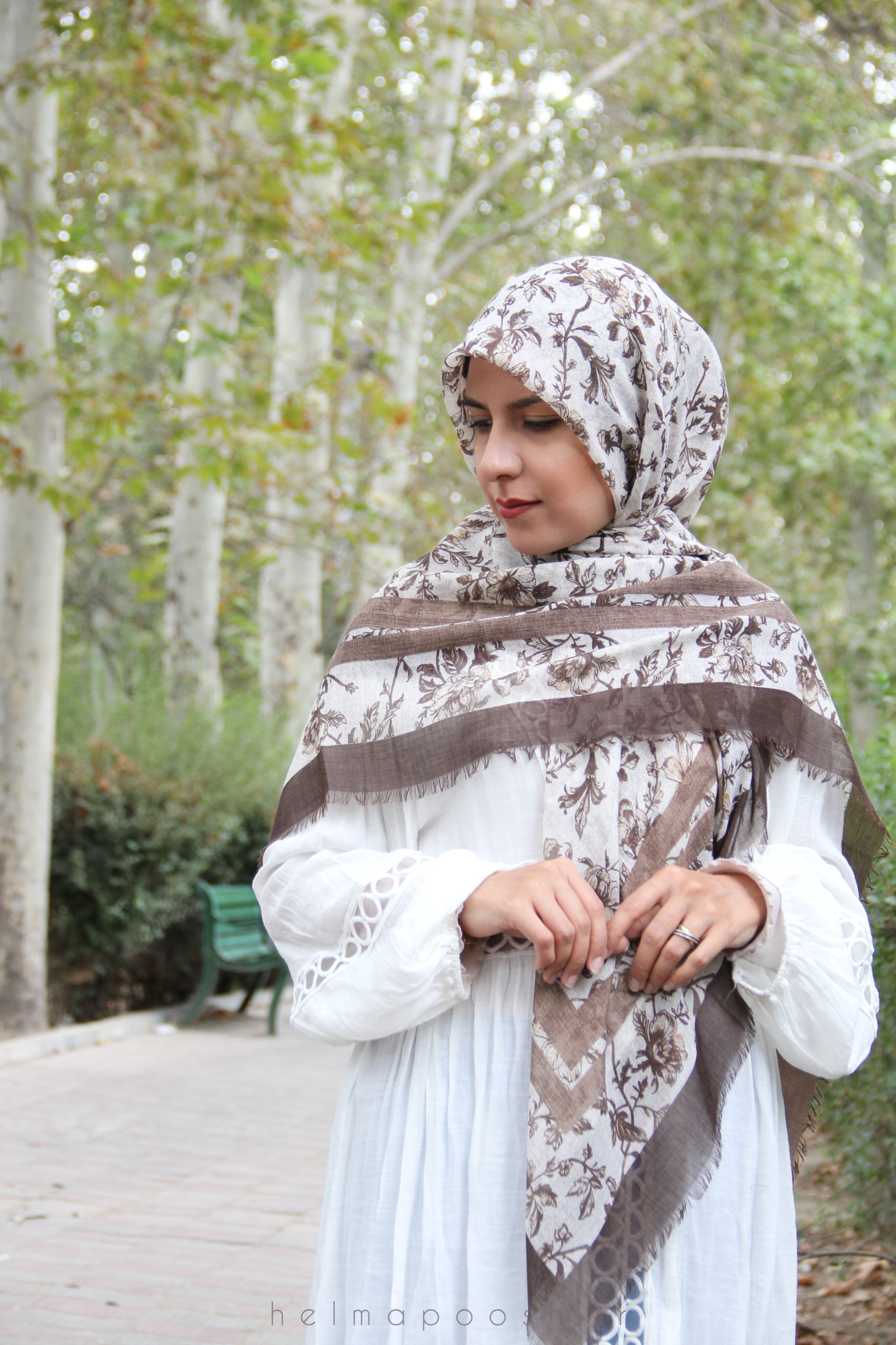 روسری طرح شکوفه رنگ قهوه‌ای و کرم
