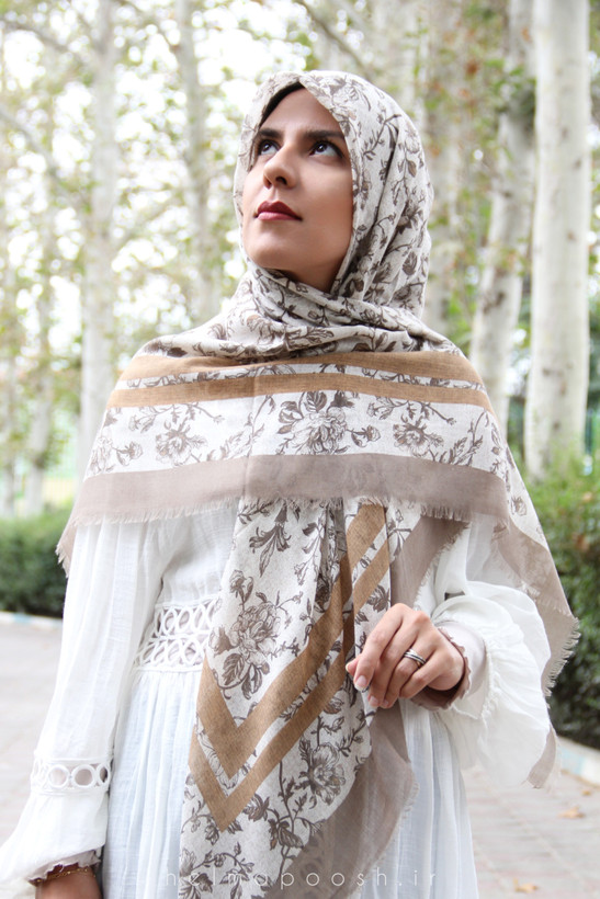 روسری طرح شکوفه رنگ قهوهای و کرم