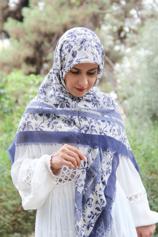 روسری طرح شکوفه رنگ سفید سورمهای