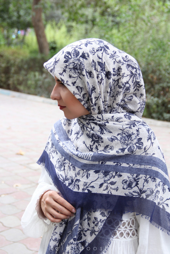 روسری طرح شکوفه رنگ سفید سورمهای