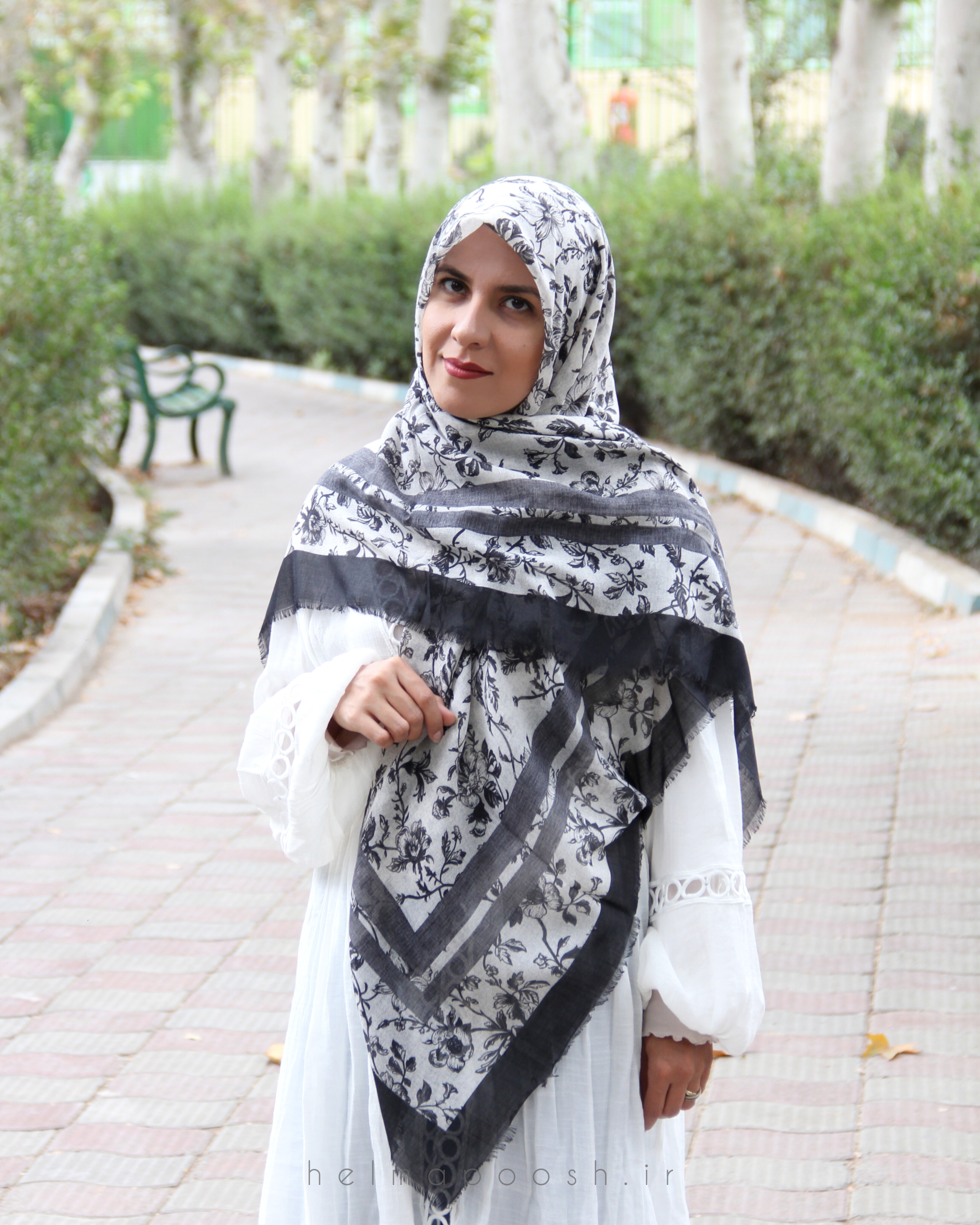 روسری طرح شکوفه رنگ سفید مشکی