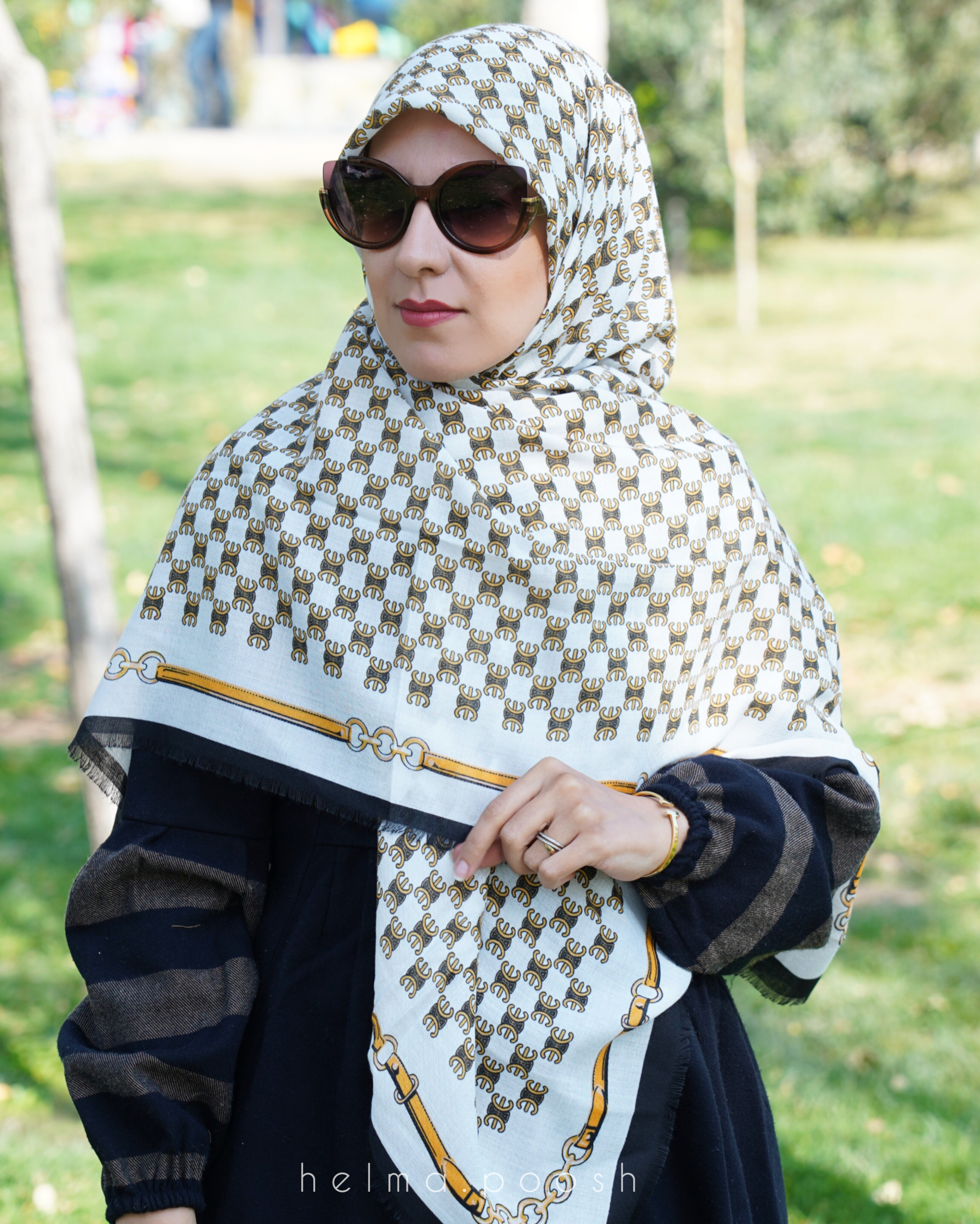 روسری سیا اسکارف زمینه سفید