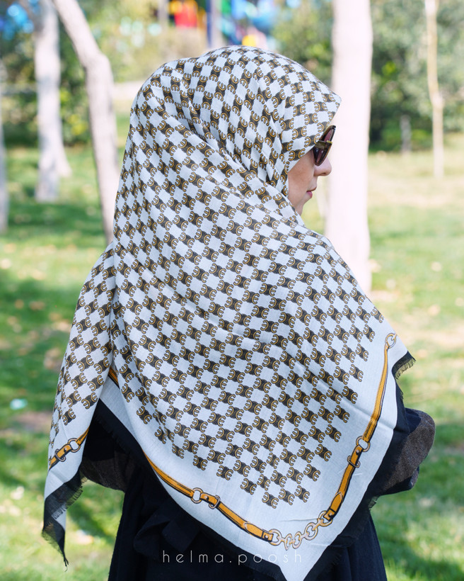 روسری سیا اسکارف زمینه سفید