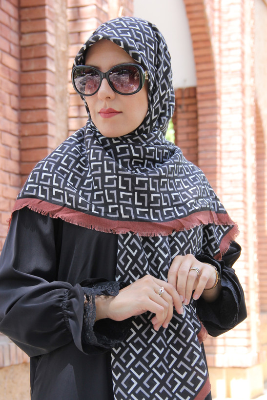 روسری سیا اسکارف زمینه مشکی