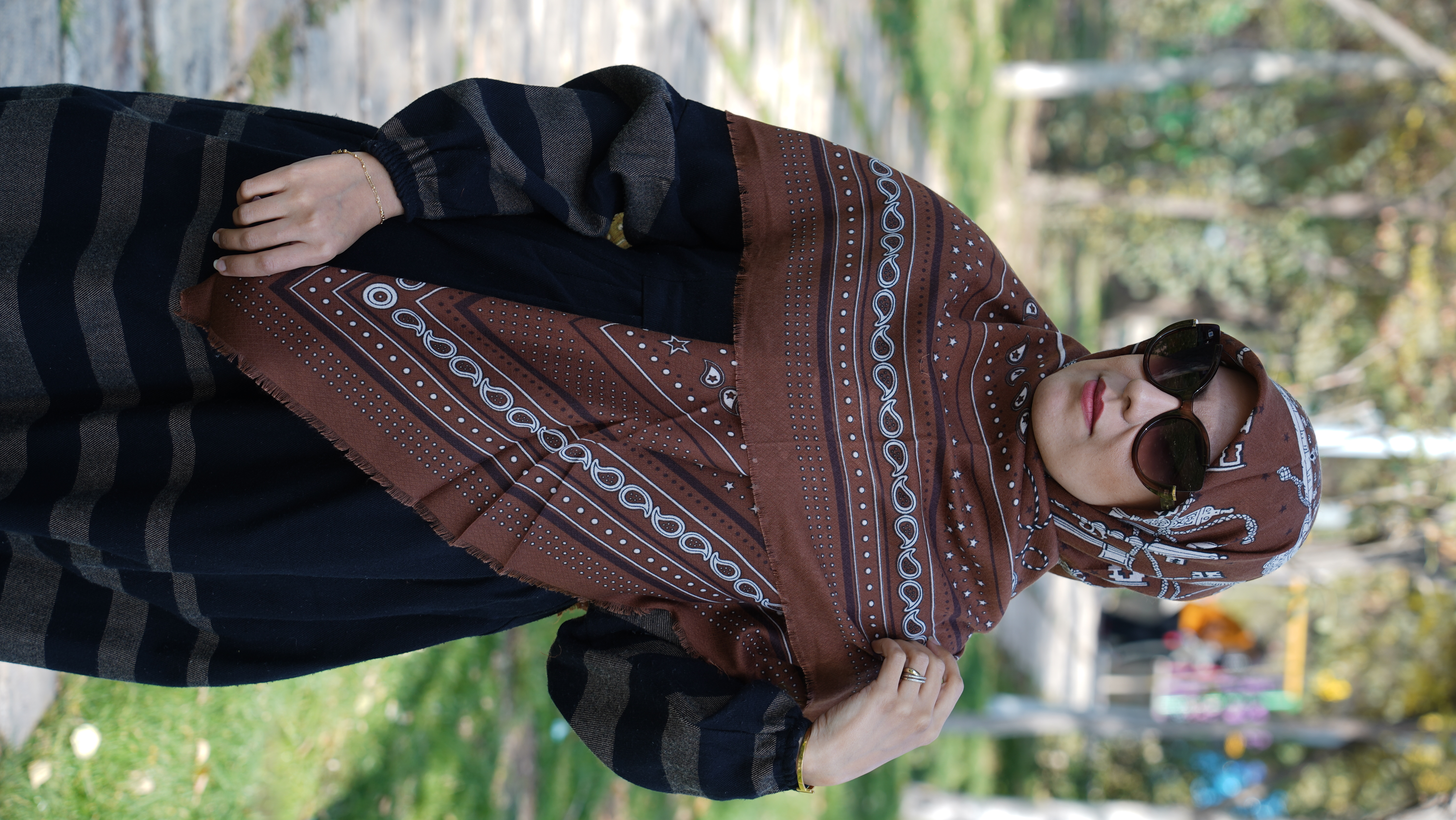 روسری سیا اسکارف طرح بته جقه قهوه‌ای