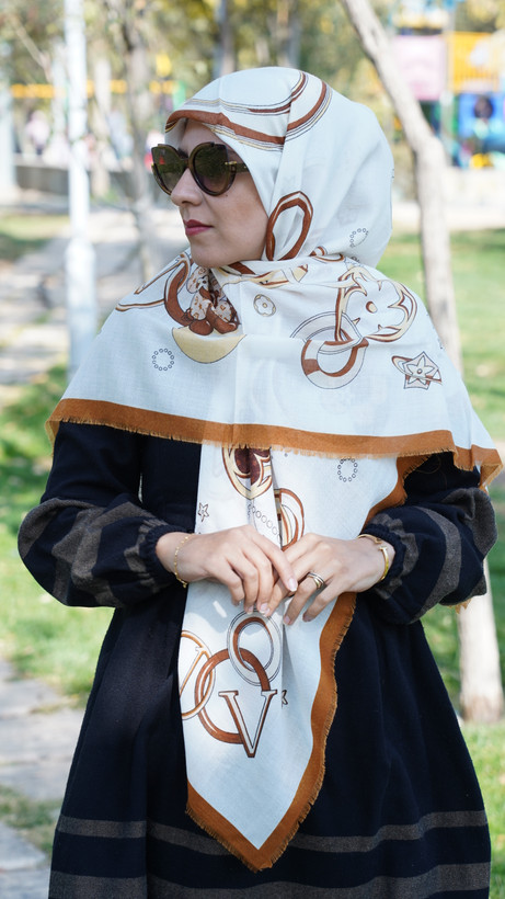 روسری سیا اسکارف طرح لویی ویتون زمینه سفید