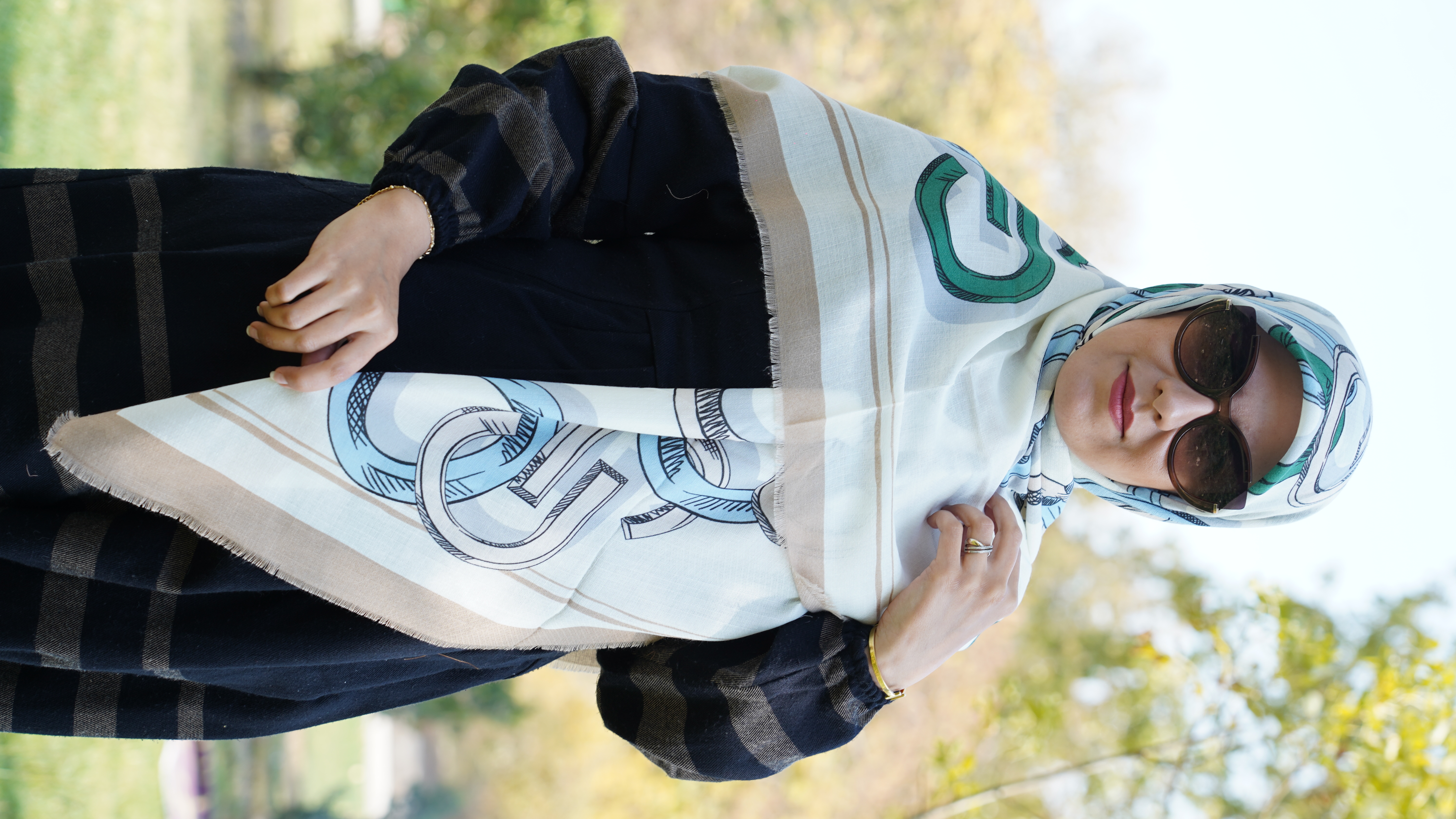 روسری سیا اسکارف طرح نعل سبز و آبی
