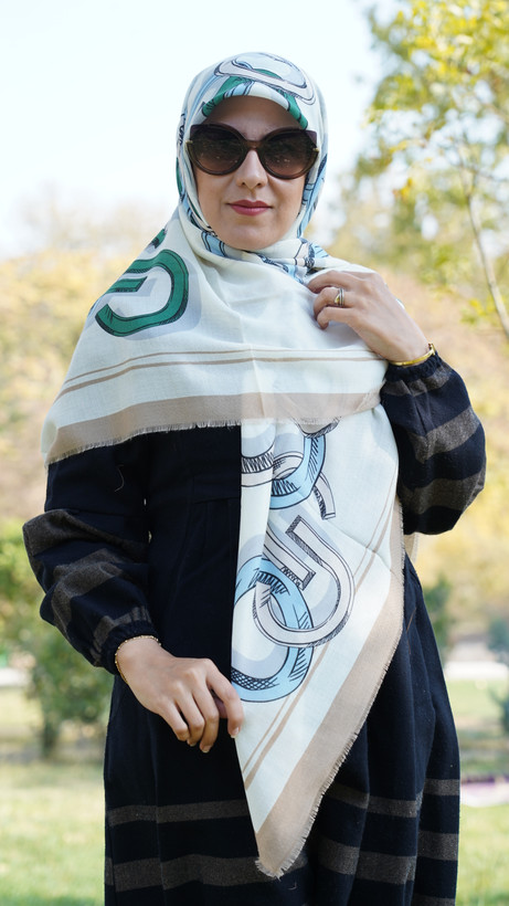 روسری سیا اسکارف طرح نعل سبز و آبی