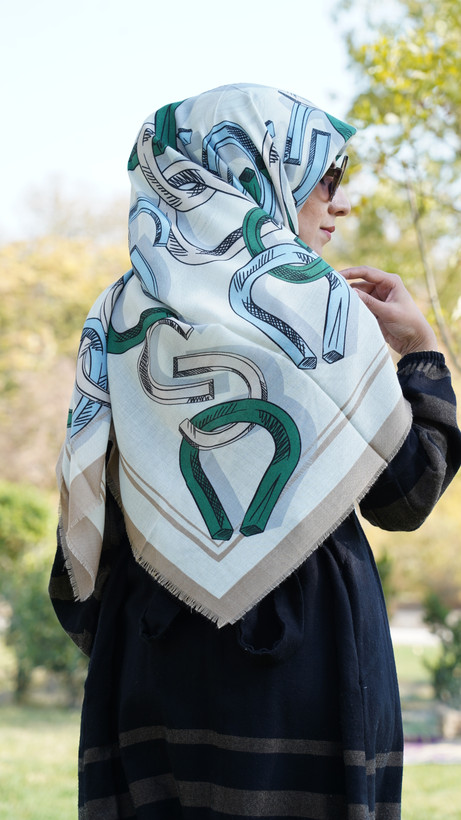 روسری سیا اسکارف طرح نعل سبز و آبی