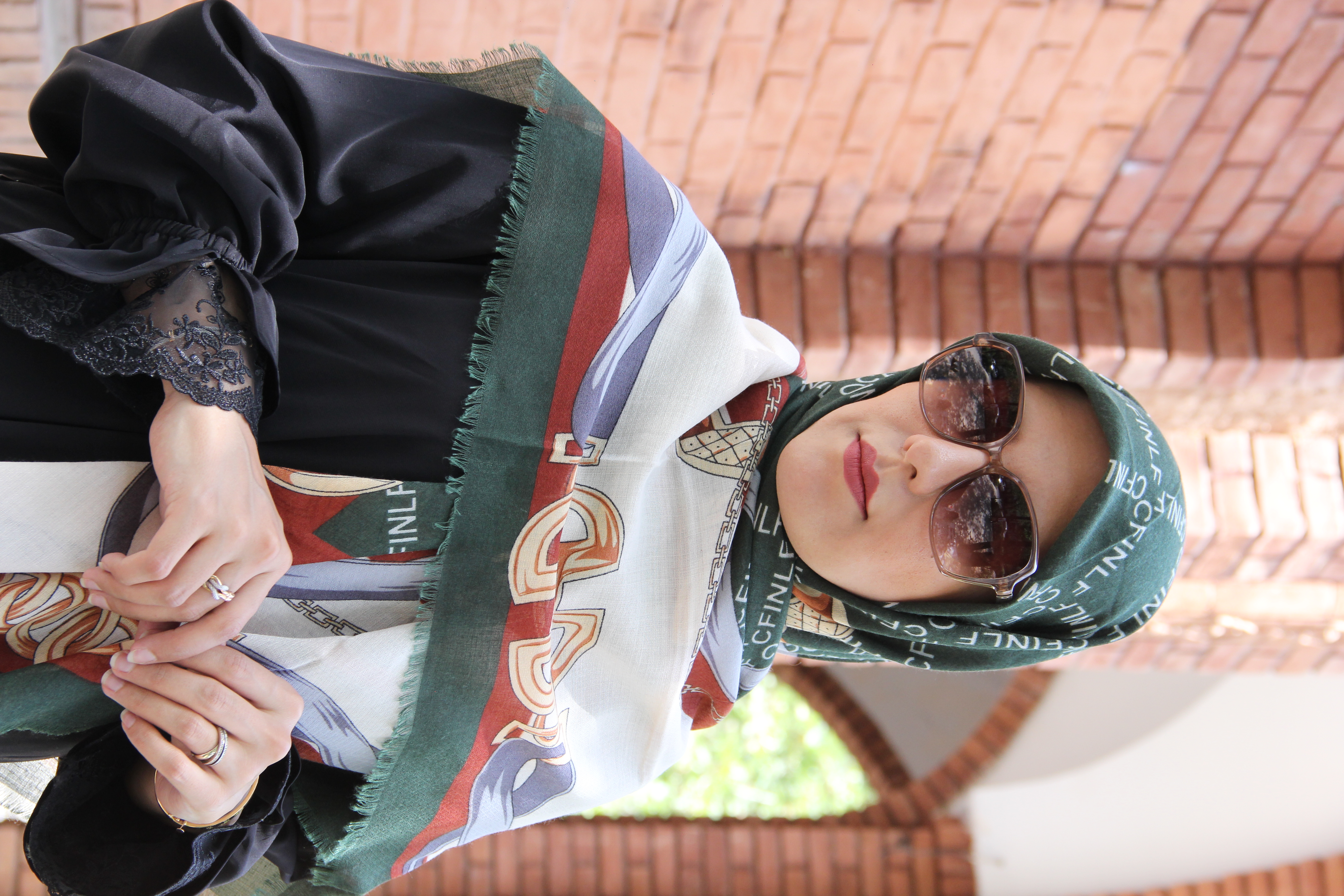 روسری سیا اسکارف طرح چنل سبز